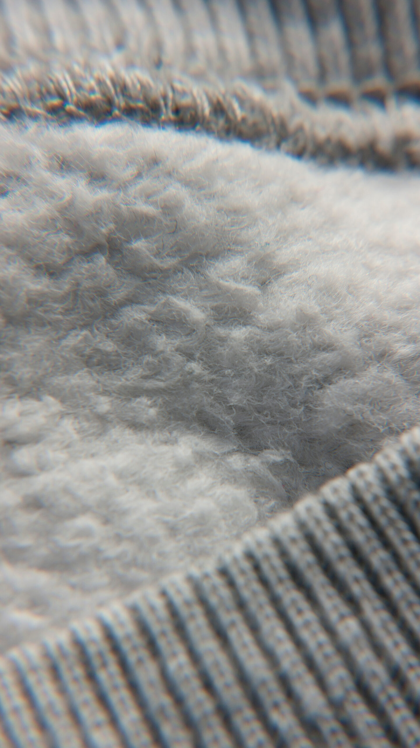 Detalle de forro interior de sudadera de algodón gris